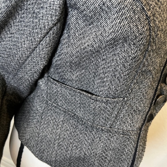 Fitted jacket sergeant pepper style tweed vibes with gorgeous button detail - Picture 7 of 17